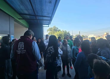 Padres se manifiestan en escuela de Tepojaco por presunta plaga de insectos