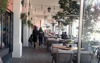 Remodelación de restaurante, no obstruye paso a peatones en avenida Juárez