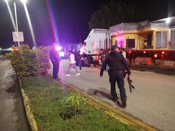 Tráiler embiste automóvil en la Cuesta de Huautla; hay dos personas heridas