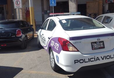 Infraccionan a policía municipal por estacionarse en lugar reservado 