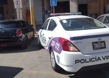 Infraccionan a policía municipal por estacionarse en lugar reservado