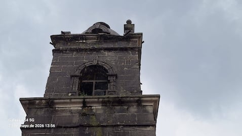 Rayo derriba cruz de histórica iglesia en Real del Monte durante tormenta