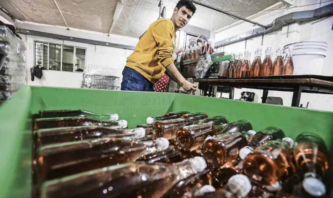 A pesar de las malas cosechas de la fruta en Puebla, la familia Morales busca innovar en sabores y posicionar esta bebida, clásica de las fiestas decembrinas, para que se consuma durante todo el año y no sólo durante esta temporada. Foto: Gabriel Pano / EL UNIVERSAL