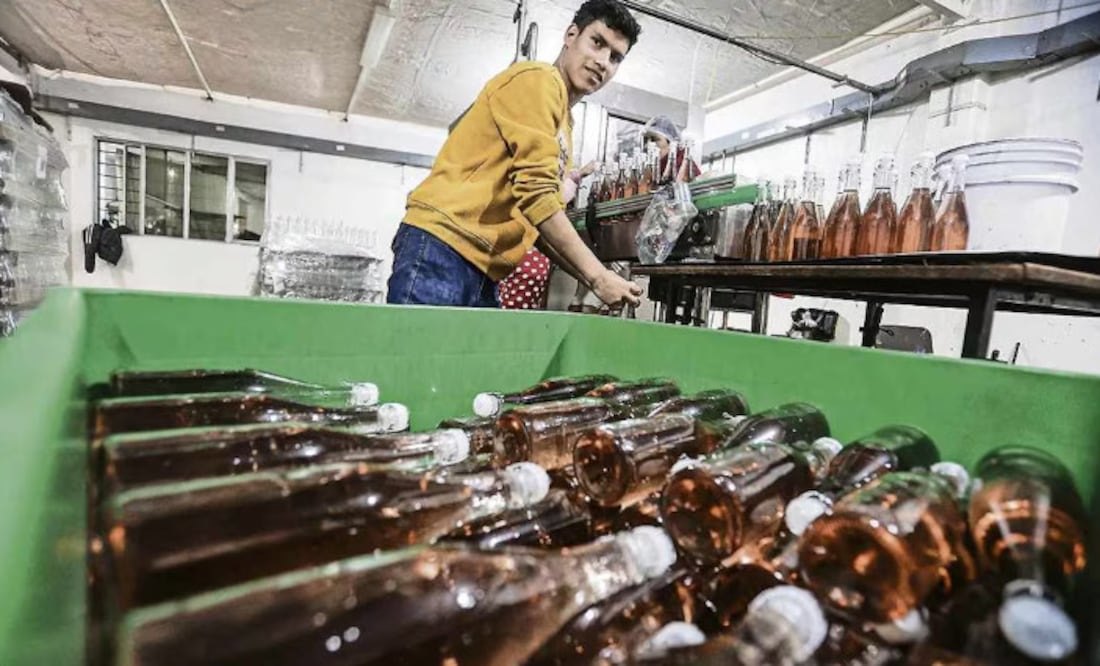 A pesar de las malas cosechas de la fruta en Puebla, la familia Morales busca innovar en sabores y posicionar esta bebida, clásica de las fiestas decembrinas, para que se consuma durante todo el año y no sólo durante esta temporada. Foto: Gabriel Pano / EL UNIVERSAL