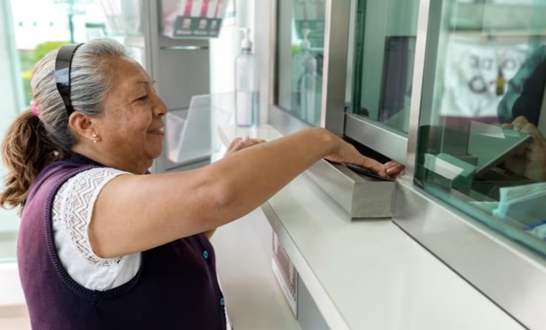 Población señala que cubrirán su pensión con programas sociales. Foto: Banco del Bienestar