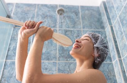 ¿Por qué no usar tu celular para escuchar música en la ducha?