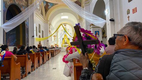 Trabajadores de la construcción o fieles bendicen sus cruces