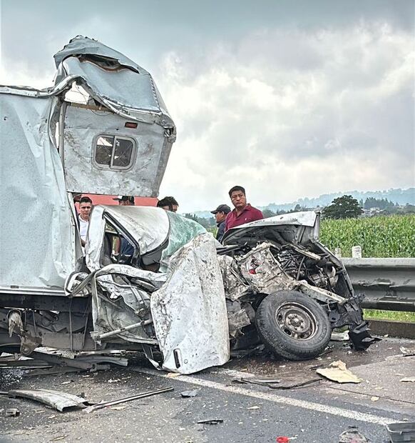 Choque frontal entre tractocamión y camioneta deja daños materiales y un herido en la México-Tuxpan | Foto: Especial