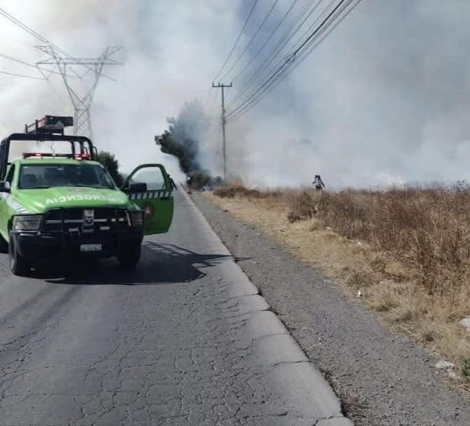 Incendio en pastizales sobre bulevar Las Torres causa cierre vial en Mineral de la Reforma | Foto: Especial