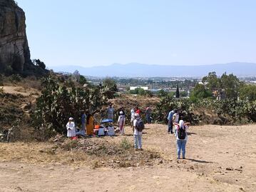 Por eclipse solar visitan la zona arqueológica de Huapalcalco