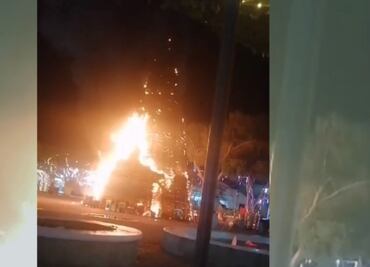 VIDEO: Amargo regalo; se incendia árbol de navidad en Chilcuautla