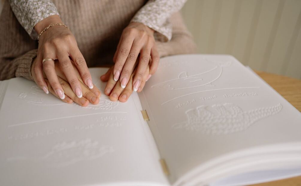 Del amor por su hija a la inclusión; artesana hidalguense incorpora etiquetas en Braille a sus productos | Foto: Pexels