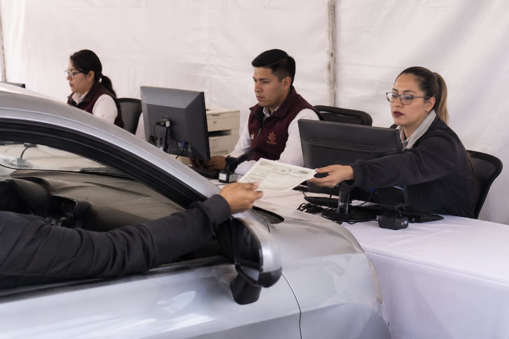 El programa de refrendo vehicular 2026 cerró con resultados superiores a lo esperado en Hidalgo | Imagen generada con IA