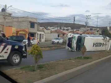 Transporte volcado en La Providencia esta mañana, era conducido a exceso de velocidad