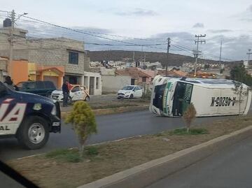 Transporte volcado en La Providencia esta mañana, era conducido a exceso de velocidad
