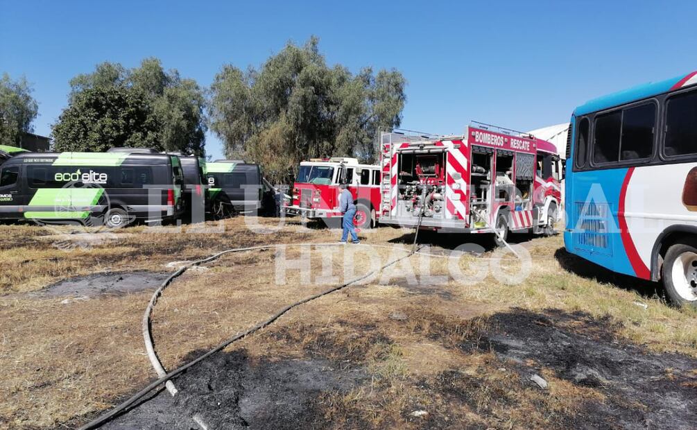 Incendio consume al menos 10 autobuses suburbanos en pensión de Tula | Foto: Especial