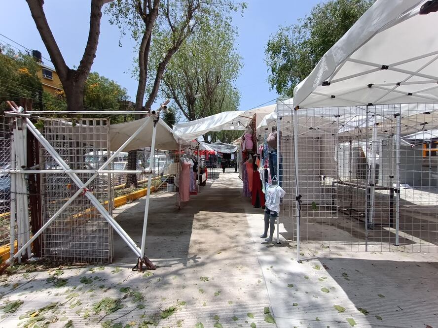 Los vendedores afirmaron que el cambio de ubicación redujo la visibilidad de sus negocios y, con ello, el número de personas que diariamente recorren el mercado. I Foto: Ricardo Calleja