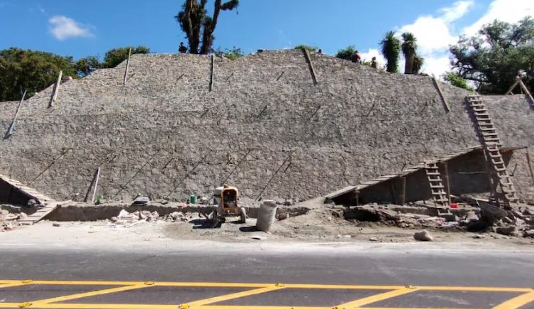 El hallazgo del perfil estratigráfico de la denominada Estructura 1 tuvo lugar en junio pasado, derivado de los trabajos de construcción de un tercer carril en la carretera federal 105, Pachuca-Huejutla I Foto: INAH