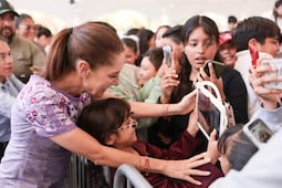 Claudia Sheinbaum entrega Beca Rita Cetina en Tijuana
