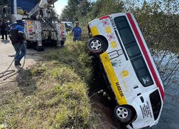 Adolescente pierde la vida tras caer con una combi a una presa en Acaxochitlán
