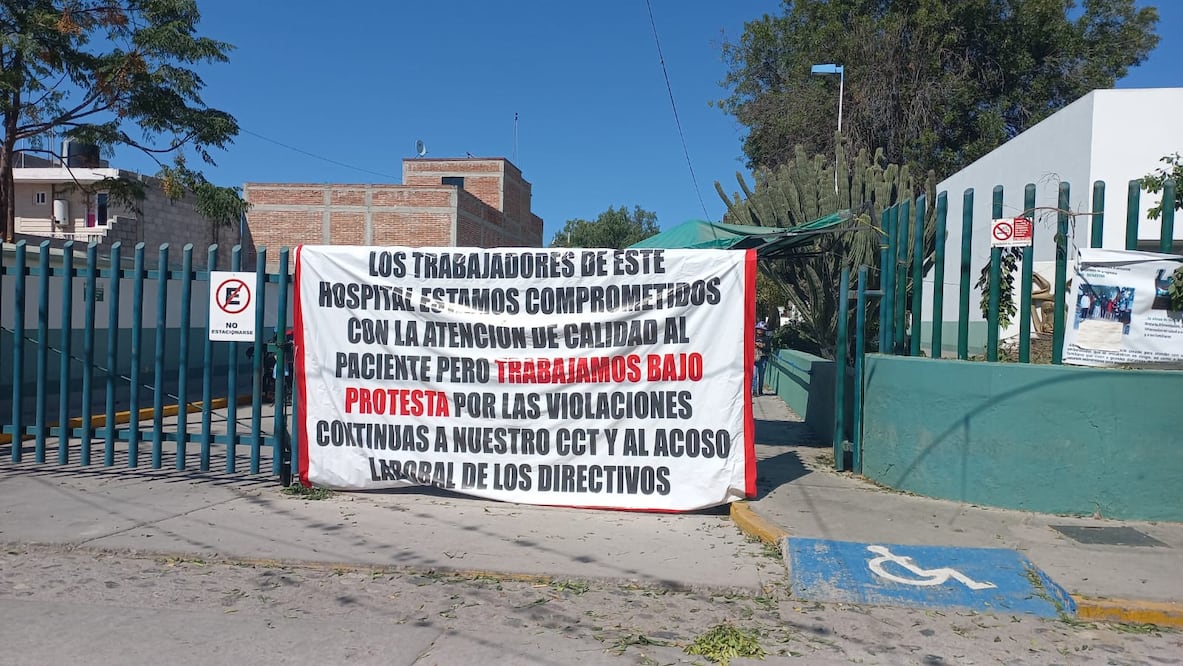 Trabajadores del hospital rural del imss de Ixmiquilpan trabajan bajo protesta
Foto: Erika Gutiérrez