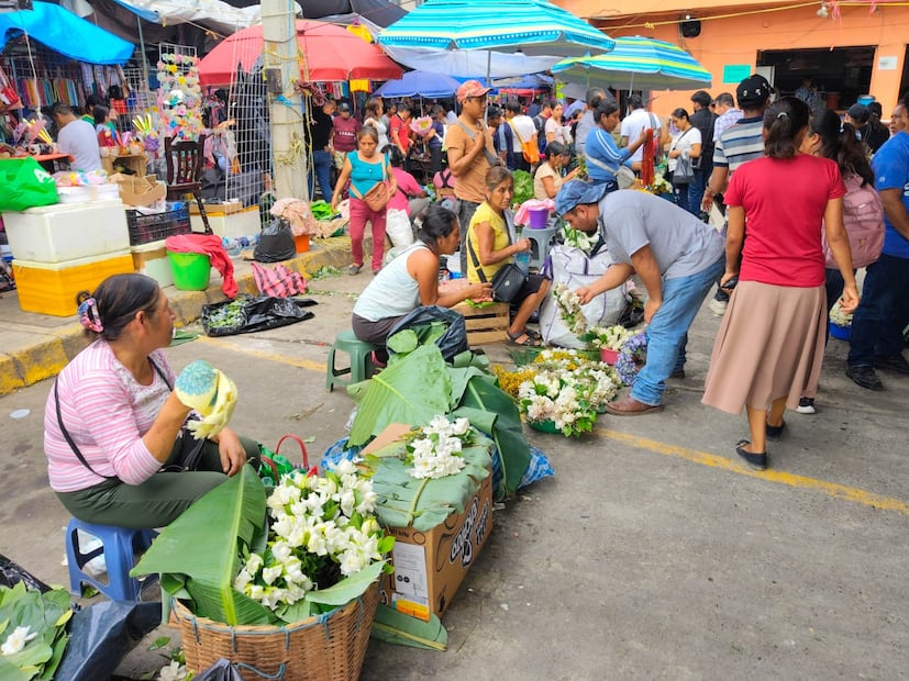 Desde las primeras horas de este domingo, los mercados de los diversos municipios huastecos se inundan con el perfume de la flor de mayo, orquídeas y gardenias I Foto: Francisco Bautista