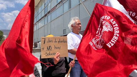 Antorcha Campesina continúa con su plantón frente a Palacio de Gobierno