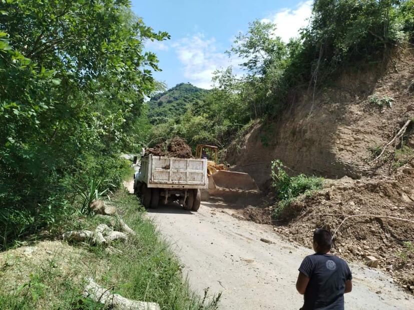 Acciones de reconstrucción en Xochiatipan tras la tormenta Chris | Foto: Especial