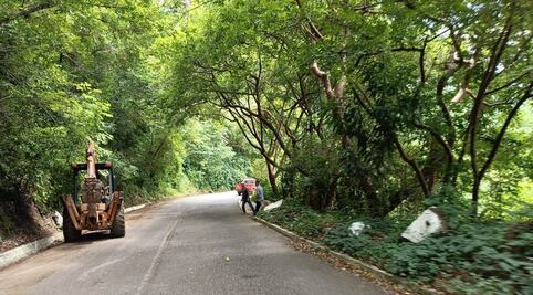 Protección Civil de Huautla realiza limpieza en La Cuesta para mejorar la seguridad vial