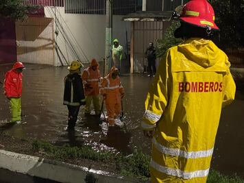 Supervisión de bomberos y PC en calles en Tulancingo por lluvia intensa