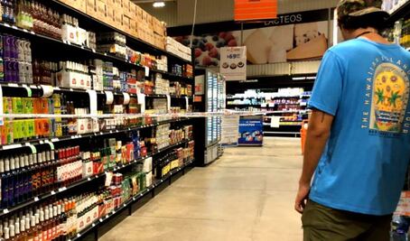 Mexicanos beben más en su casa ante aumento de precios, según consultora