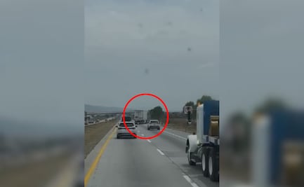 Tráiler circula en zigzag en el Arco Norte y termina en una zanja