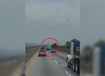 Tráiler circula en zigzag en el Arco Norte y termina en una zanja