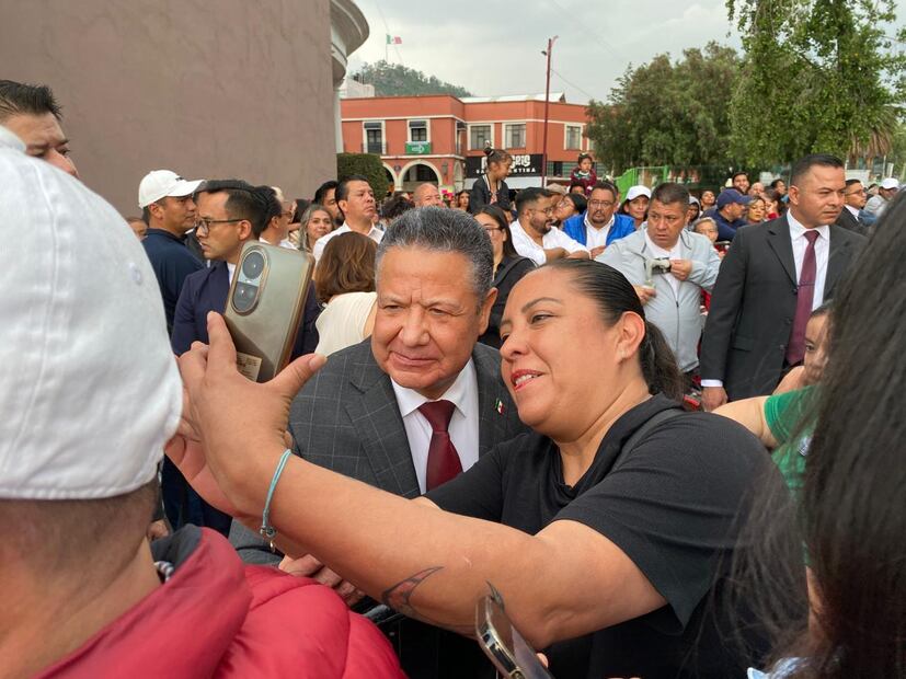 Julio Menchaca camina y saluda a los asistentes a la Plaza Juárez a unas horas de la ceremonia del grito de Independencia 

Fotos Luis Soriano