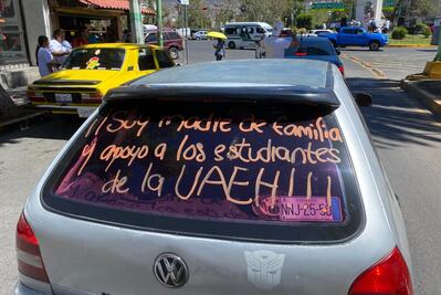 En apoyo a estudiantes, padres de familia realizan caravana