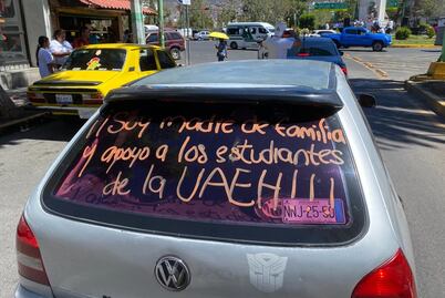 En apoyo a estudiantes, padres de familia realizan caravana