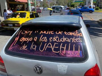 En apoyo a estudiantes, padres de familia realizan caravana