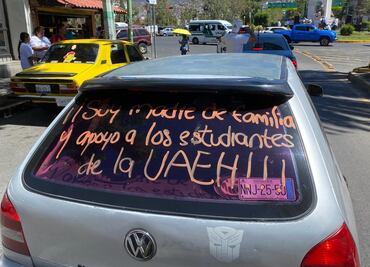 En apoyo a estudiantes, padres de familia realizan caravana