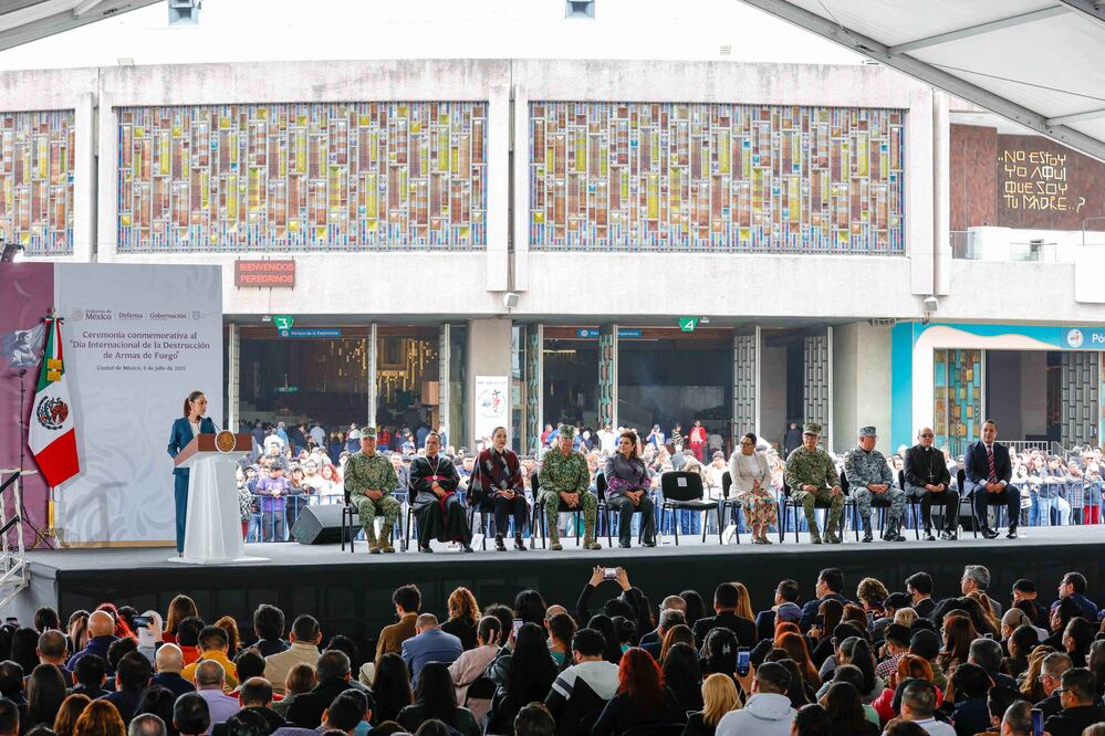 La  presidenta Claudia Sheinbaum encabeza la ceremonia conmemorativa al Día Internacional de la destrucción de armas de fuego en la Basílica de Guadalupe. Foto: Agencia EL UNIVERSAL/Diego Simón Sánchez/EELG