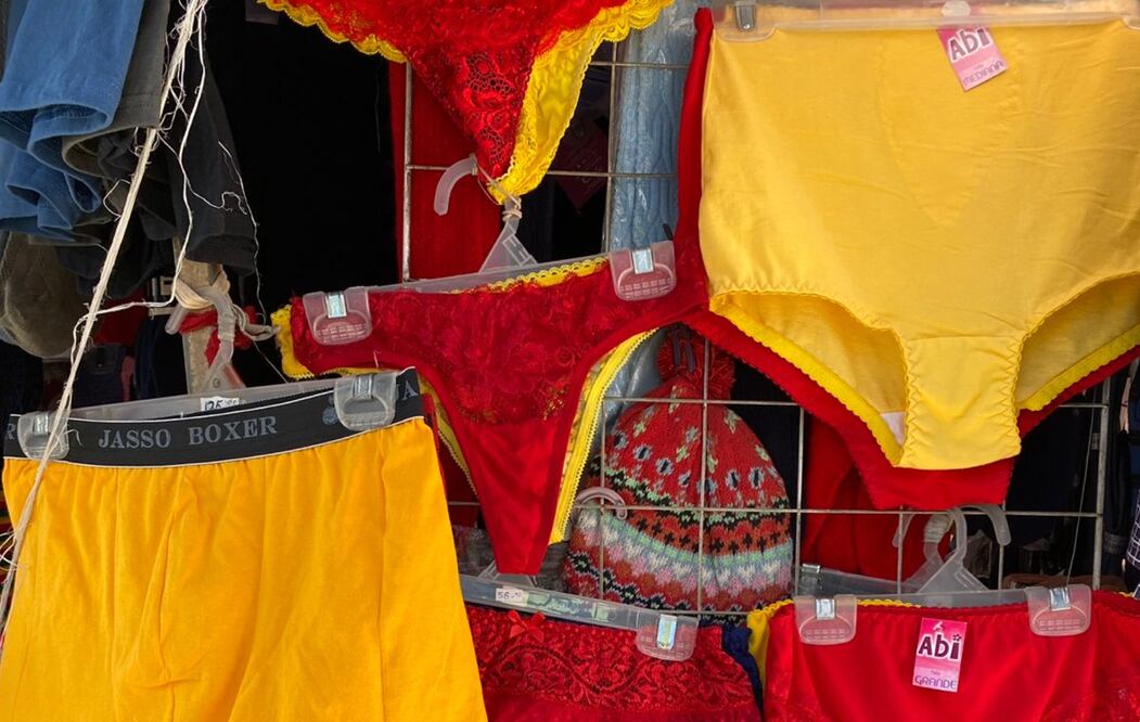Otra compra que es común en esta época y que ha sido adoptada en Huejutla es la compra de lencería y ropa interior, la cual de acuerdo al color es la petición de quien la usa I Foto: Luis Soriano