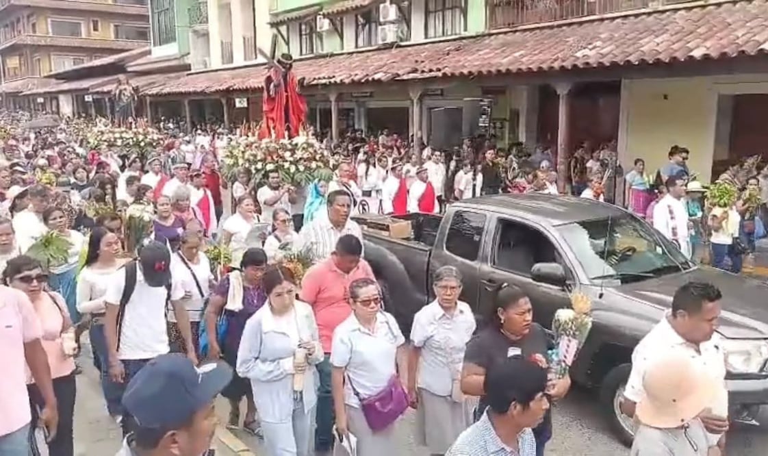 Seis personas se desmayaron durante el viacrucis en Huejutla I Foto: Especial