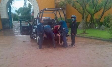 Policías de Tulancingo rescatan a joven arrastrado por la corriente tras intensas lluvias