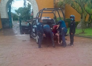 Policías de Tulancingo rescatan a joven arrastrado por la corriente tras intensas lluvias