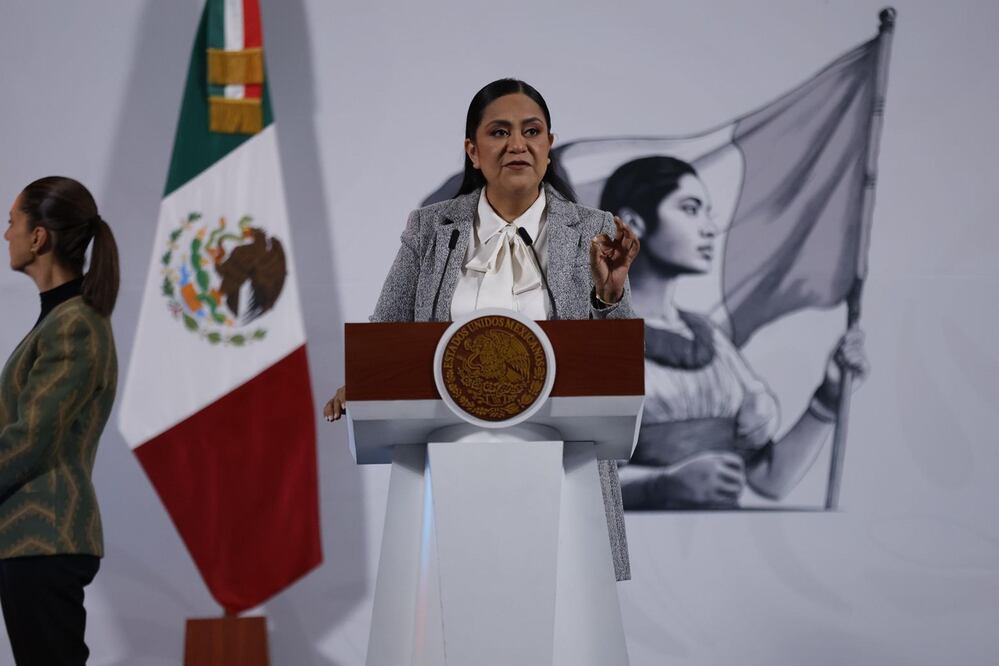 La presidenta Claudia Sheinbaum durante la conferencia matutina desde Palacio Nacional. La acompañan: Ariadna Montiel, secretaria de Bienestar. Foto: Agencia EL UNIVERSAL/Diego Simón Sánchez/RDB.