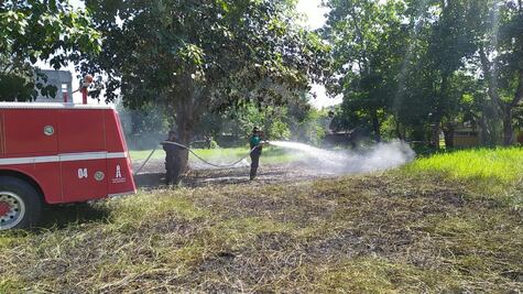 Bomberos de Huejutla atienden dos incendios de pastizal