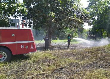 Bomberos de Huejutla atienden dos incendios de pastizal