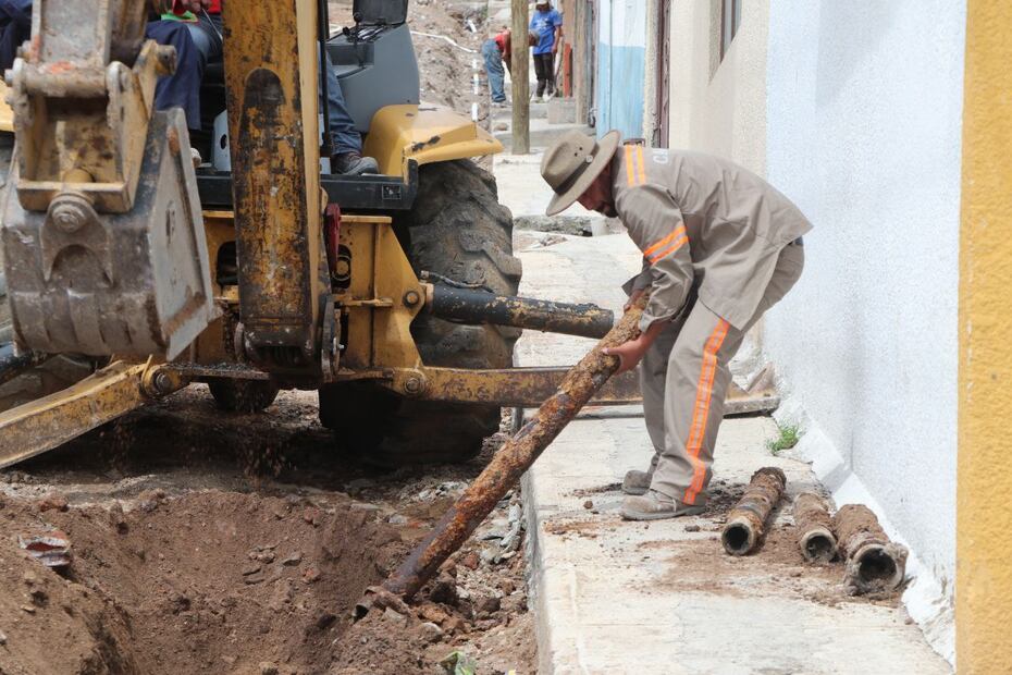 Caasim reemplaza línea de agua con 45 años de antigüedad, en emblemático barrio de Pachuca | Foto: Caasim