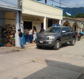 Funcionarios municipales de Yahualica retenidos por padres de familia; liberados tras pagar multa