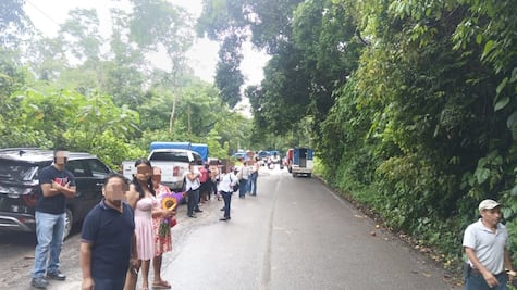 Transportistas bloquean la carretera Tehuetlán-Huazalingo; logran rehabilitación de vía
