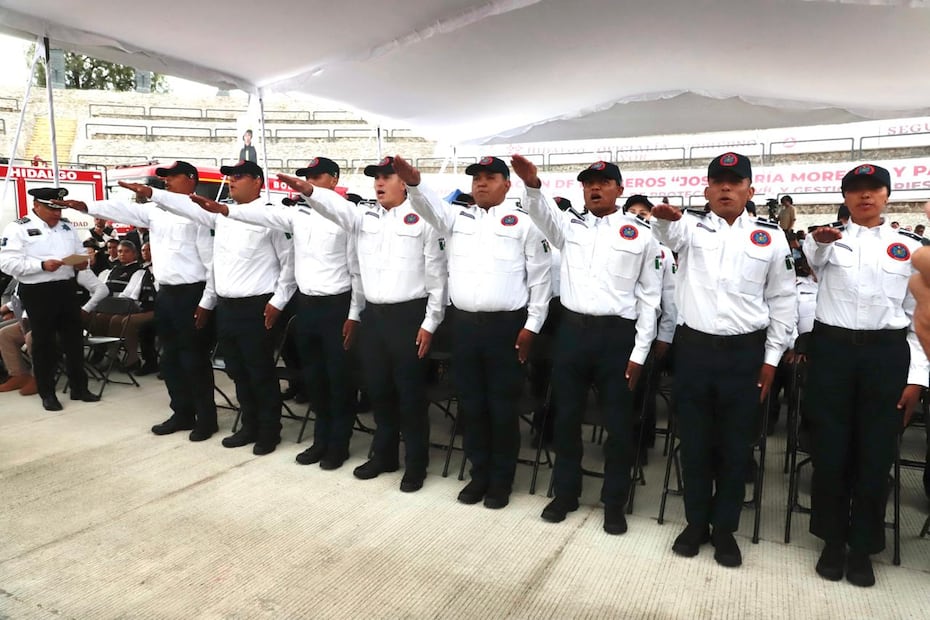 Julio Menchaca, gobernador de Hidalgo, realizó la entrega de la nueva estación de bomberos I Foto: Luis Soriano